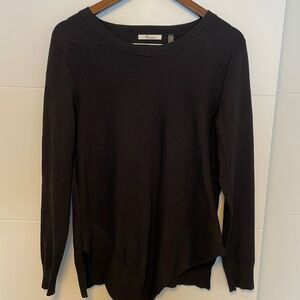 𝅺89th & Madison Crewneck Asymmetric Bottom Sweater Black Size Medium
